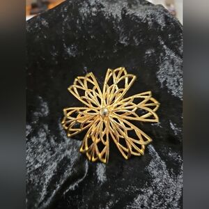 Elegant Gold Flower Brooch